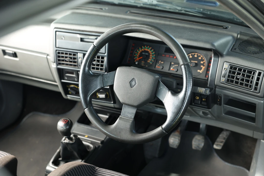 1991 Renault - Image 10 of 13