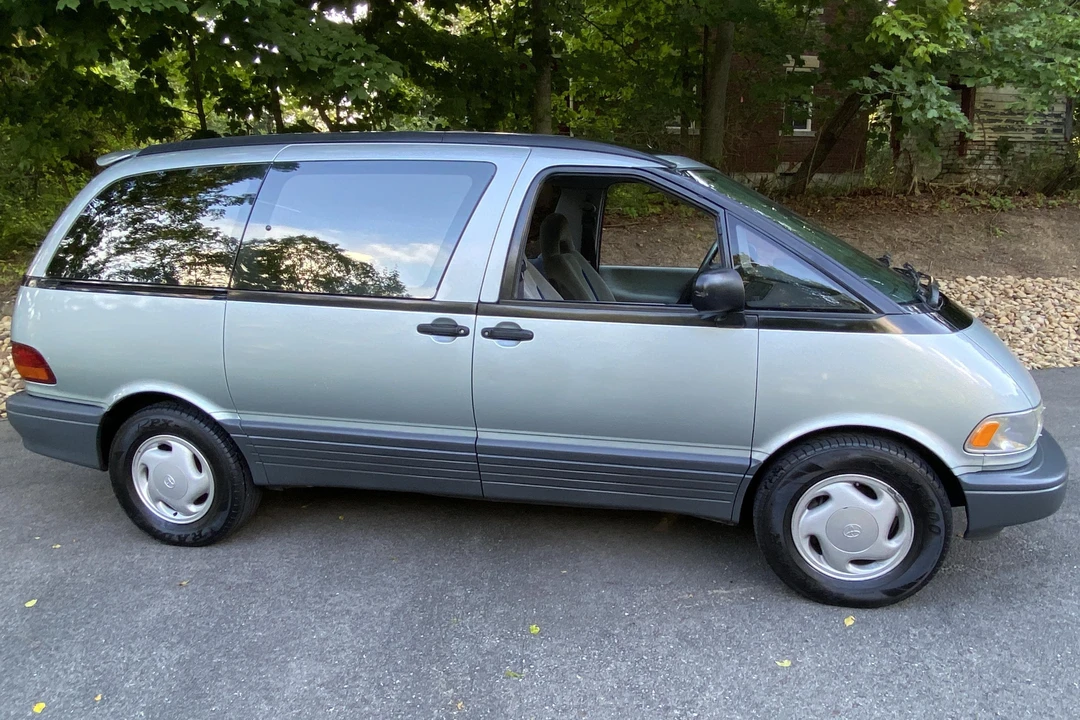 1991 Toyota Previa/Estima 1st Gen - Image 3 of 31