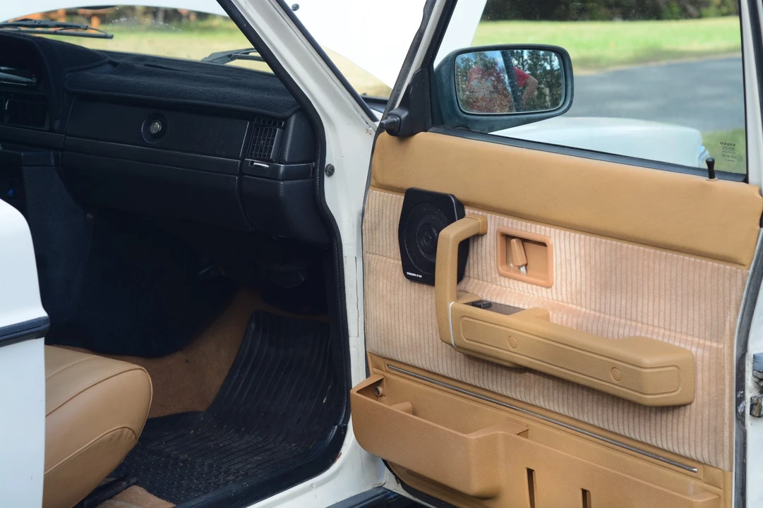 1991 Volvo 244 - Image 8 of 21