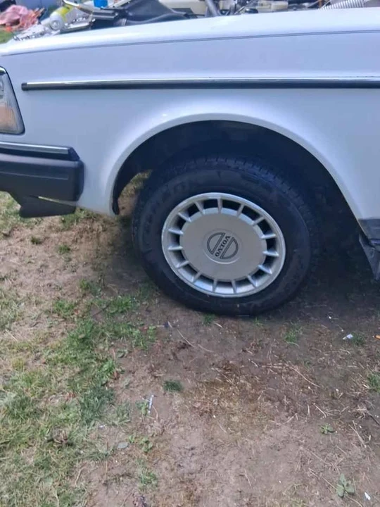 1991 Volvo 244 - Image 19 of 20