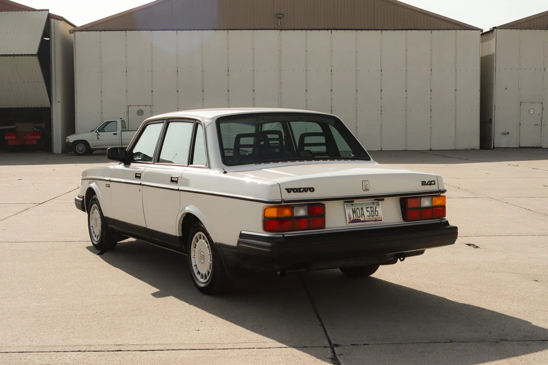 1991 Volvo 244 - Image 18 of 31
