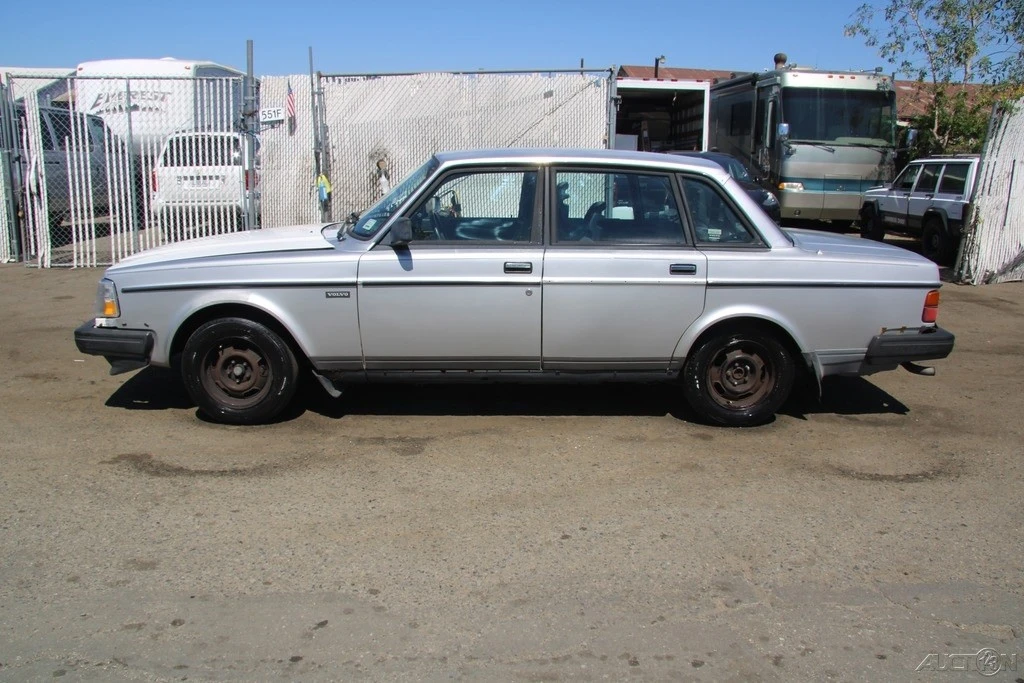 1991 Volvo 244 - Image 3 of 21