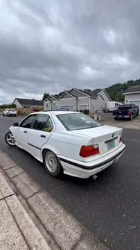 1992 BMW 3 Series 325i Sedan 4D