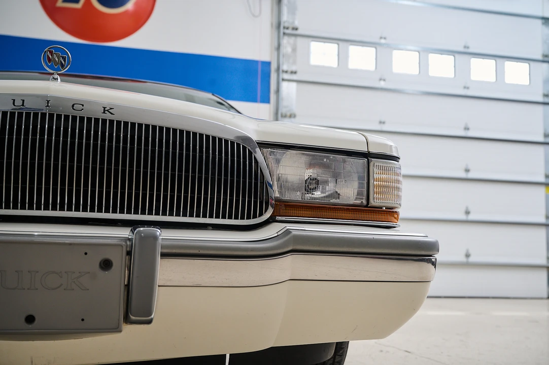 1992 Buick Roadmaster - Image 28 of 31