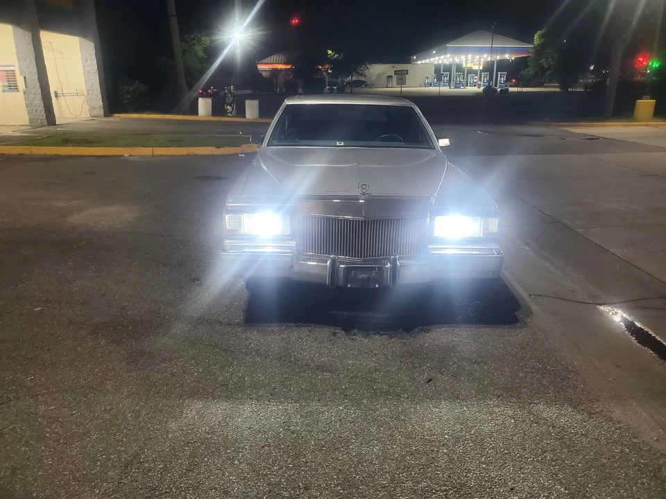 1992 Cadillac Brougham - Image 4 of 6