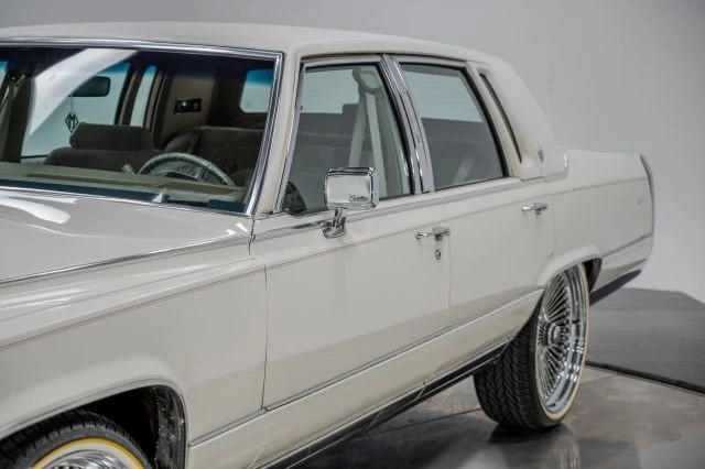 1992 Cadillac Brougham - Image 16 of 21