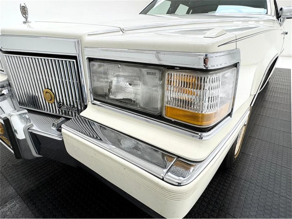 1992 Cadillac Brougham - Image 11 of 31