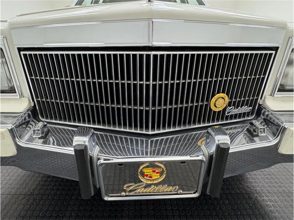 1992 Cadillac Brougham - Image 9 of 31