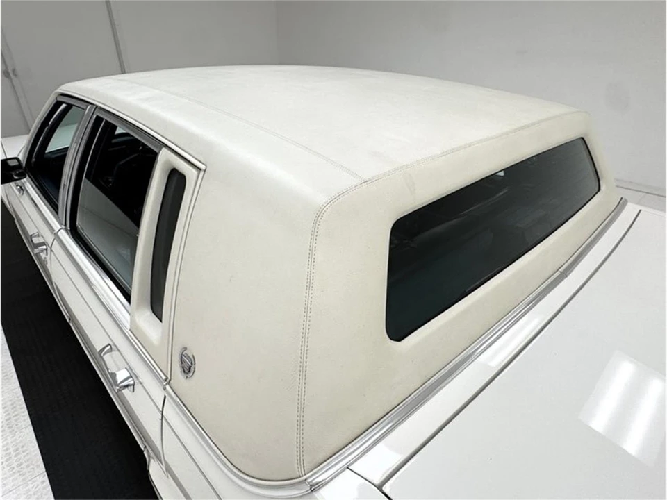 1992 Cadillac Brougham - Image 17 of 31