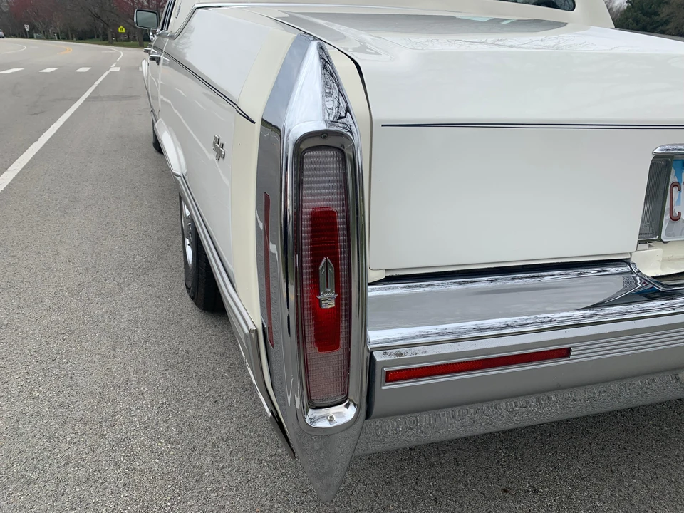 1992 Cadillac Brougham - Image 16 of 31