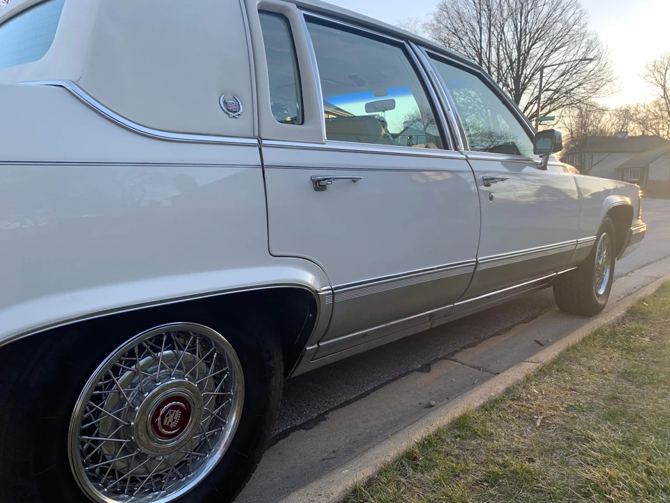 1992 Cadillac Brougham - Image 21 of 31