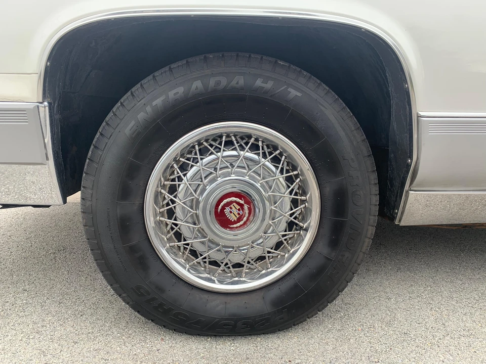 1992 Cadillac Brougham - Image 28 of 31