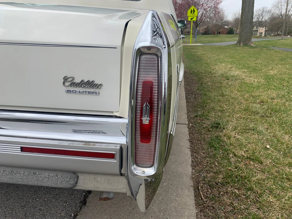 1992 Cadillac Brougham - Image 19 of 31
