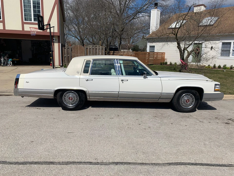 1992 Cadillac Brougham - Image 9 of 31