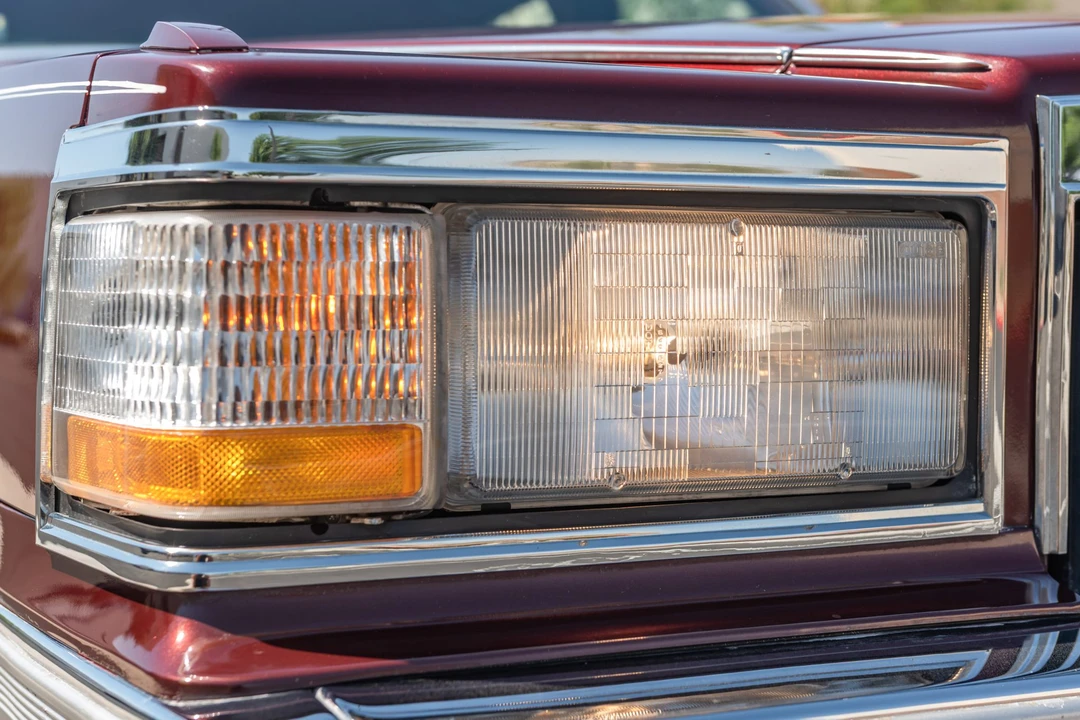 1992 Cadillac Brougham - Image 15 of 31