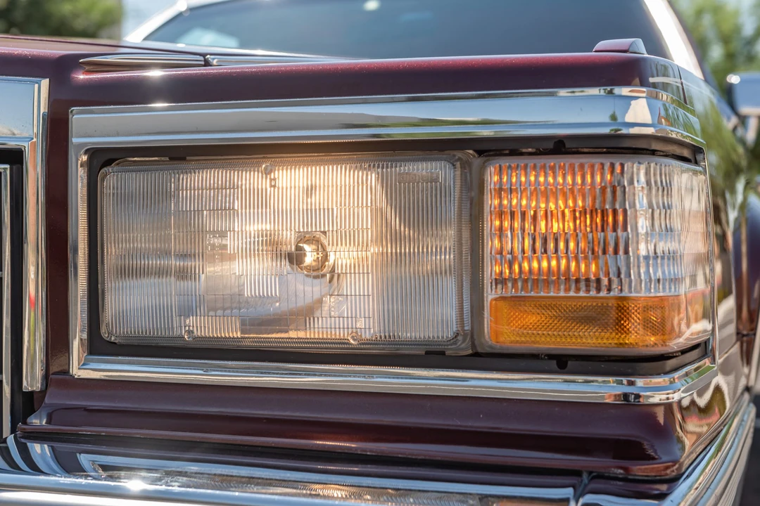 1992 Cadillac Brougham - Image 16 of 31