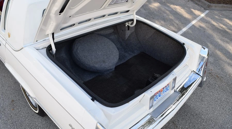 1992 Cadillac Brougham - Image 9 of 12