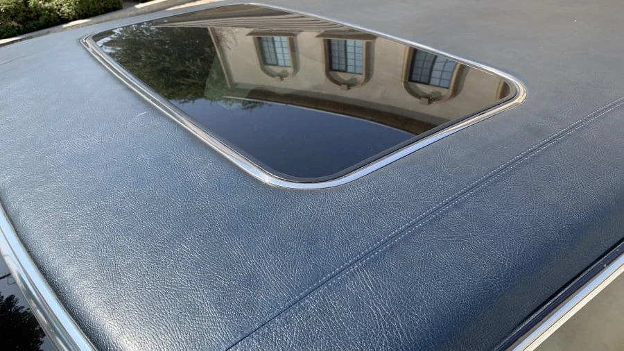1992 Cadillac Brougham - Image 17 of 24