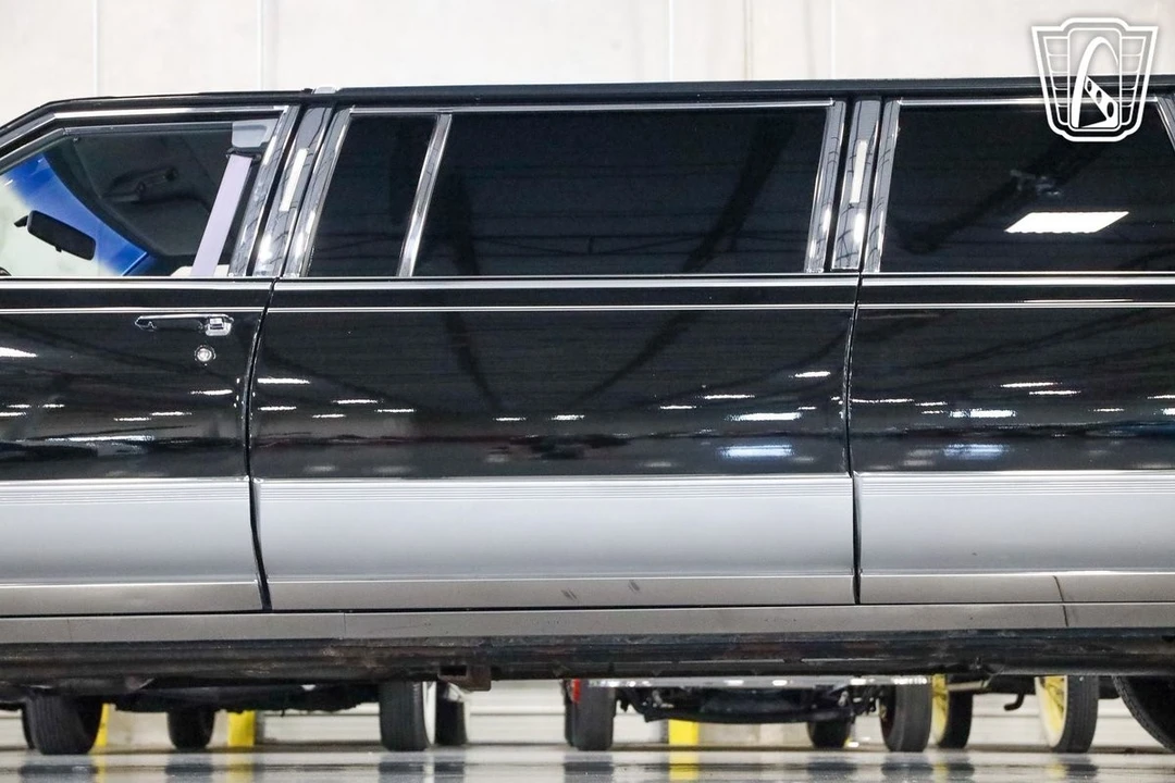 1992 Cadillac Brougham - Image 19 of 21