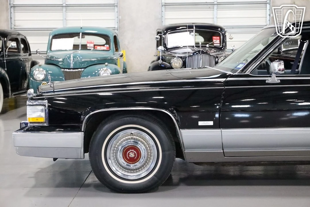 1992 Cadillac Brougham - Image 15 of 21