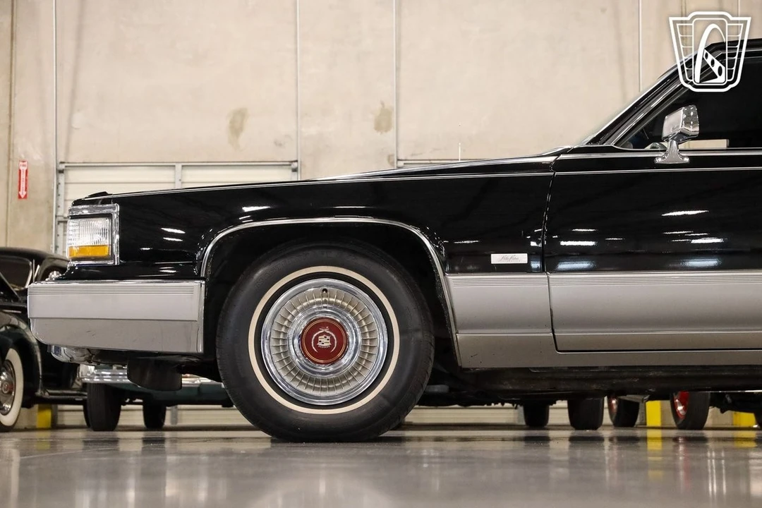 1992 Cadillac Brougham - Image 16 of 21