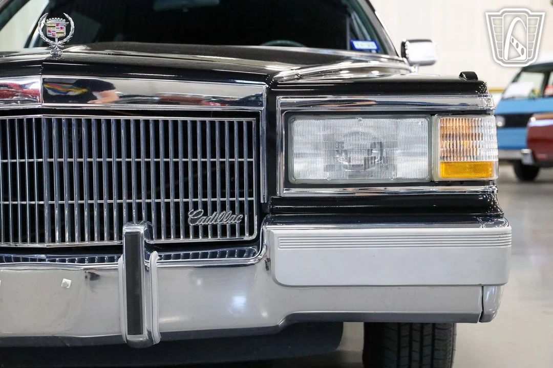 1992 Cadillac Brougham - Image 10 of 21