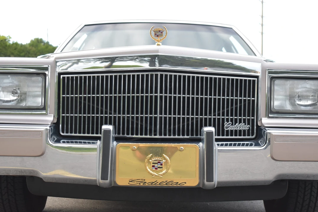 1992 Cadillac Brougham - Image 23 of 31