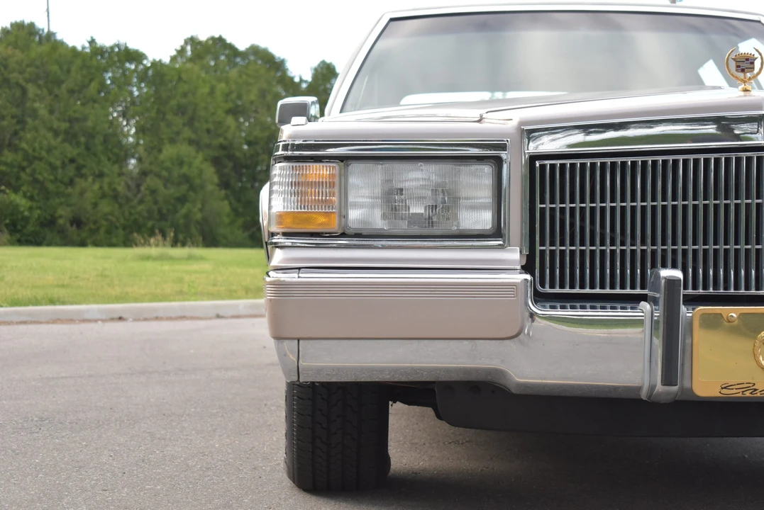 1992 Cadillac Brougham - Image 24 of 31