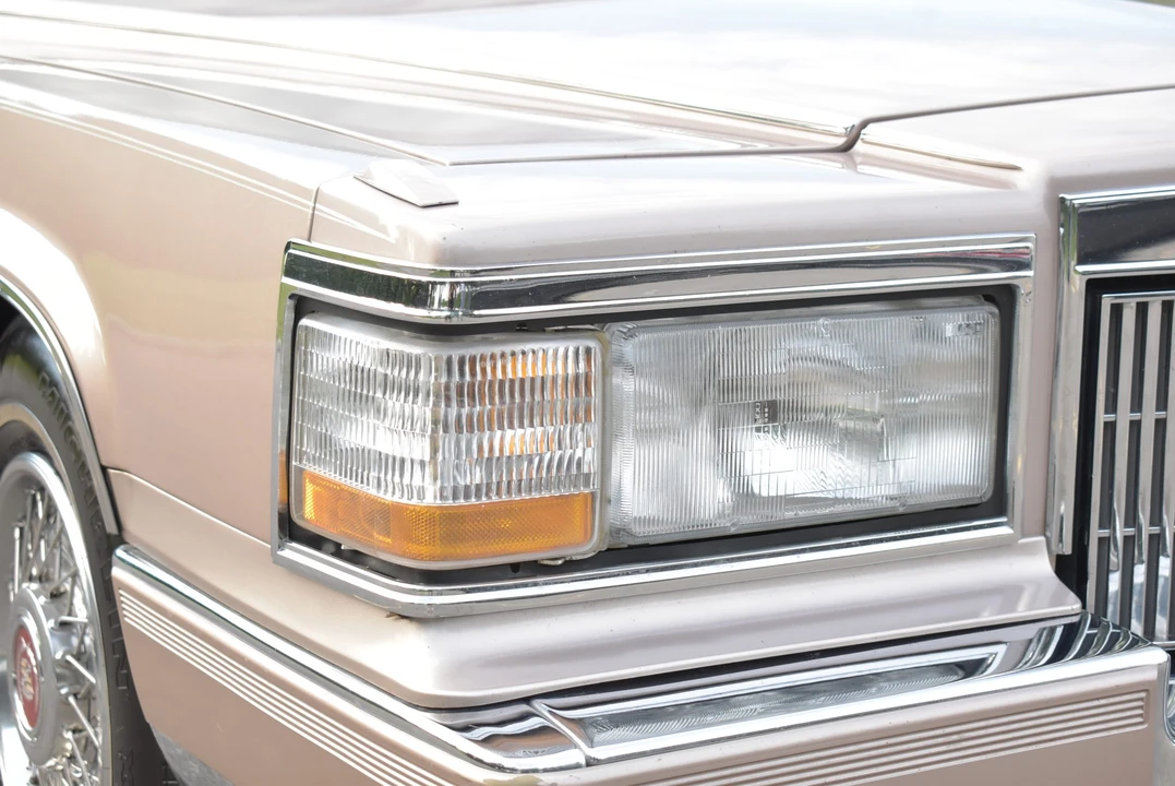 1992 Cadillac Brougham - Image 27 of 31