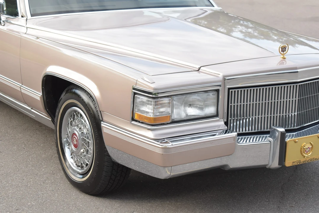 1992 Cadillac Brougham - Image 26 of 31