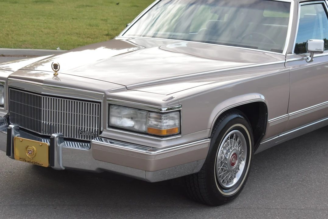 1992 Cadillac Brougham - Image 22 of 31