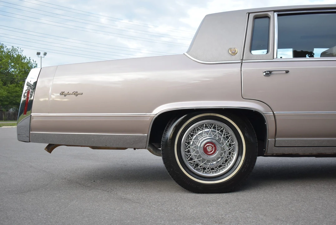 1992 Cadillac Brougham - Image 28 of 31
