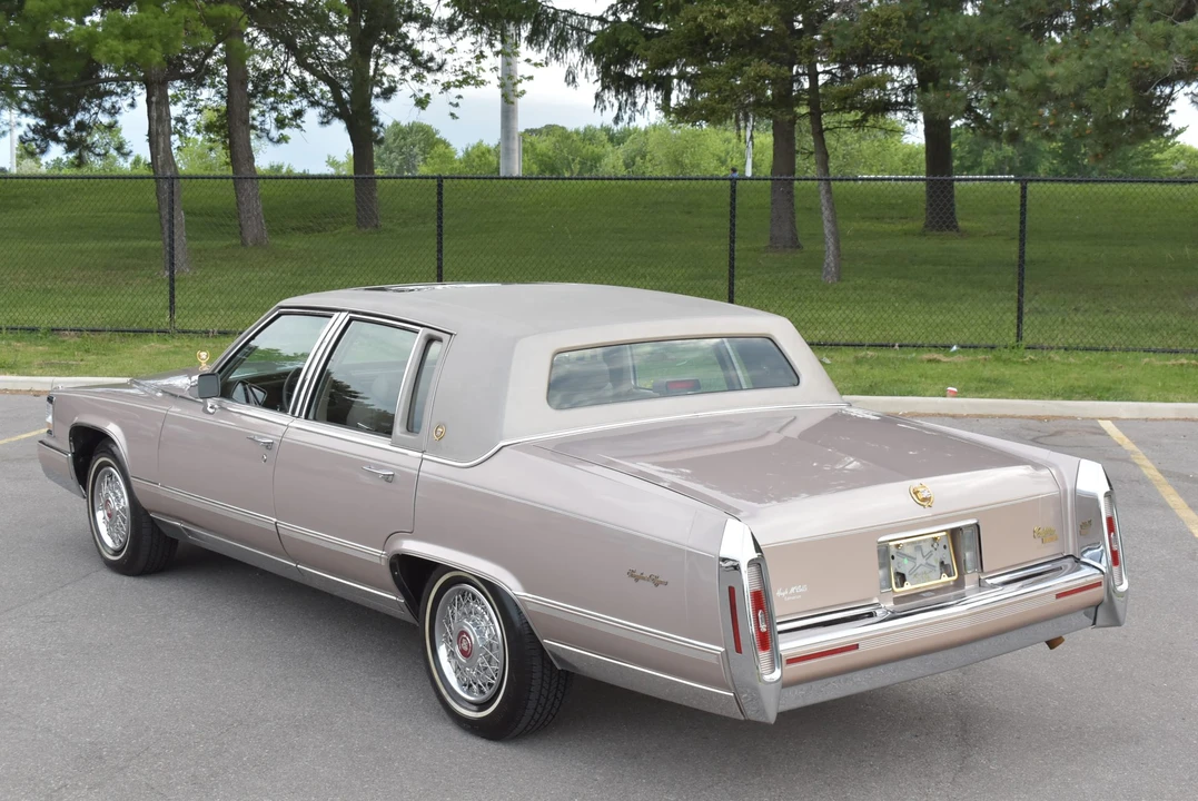 1992 Cadillac Brougham - Image 14 of 31