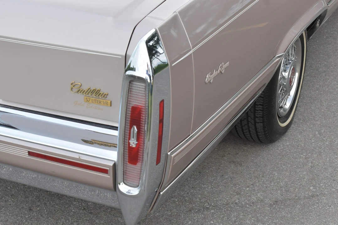 1992 Cadillac Brougham - Image 29 of 31