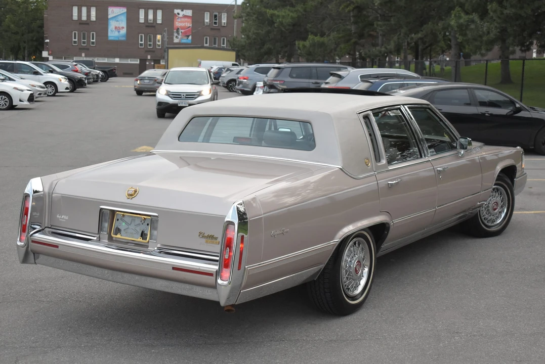 1992 Cadillac Brougham - Image 21 of 31