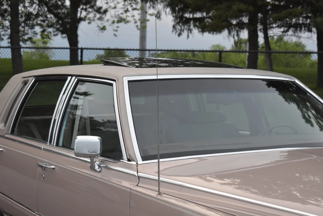 1992 Cadillac Brougham - Image 25 of 31