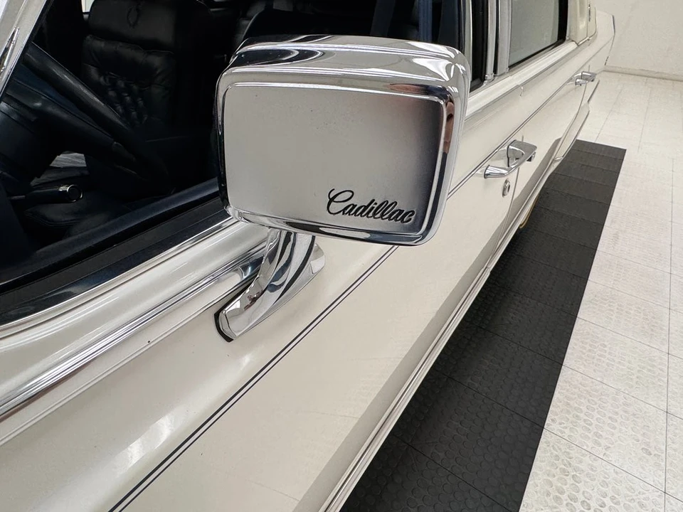 1992 Cadillac Brougham - Image 15 of 31