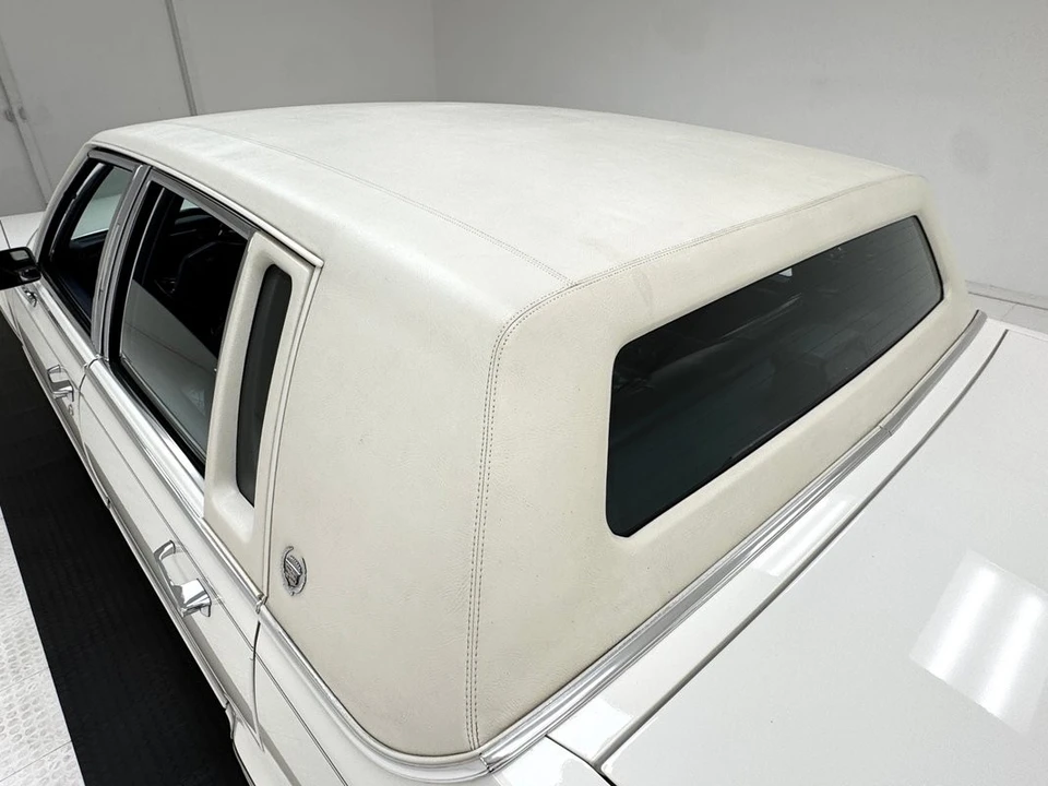 1992 Cadillac Brougham - Image 17 of 31