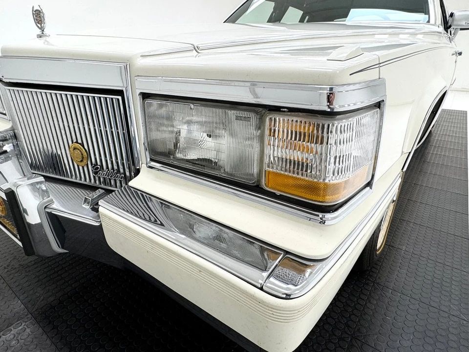 1992 Cadillac Brougham - Image 11 of 31