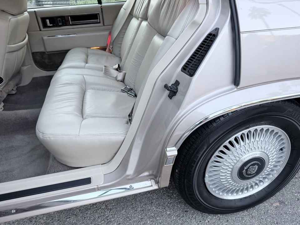 1992 Cadillac DeVille 6th Gen - Image 18 of 31