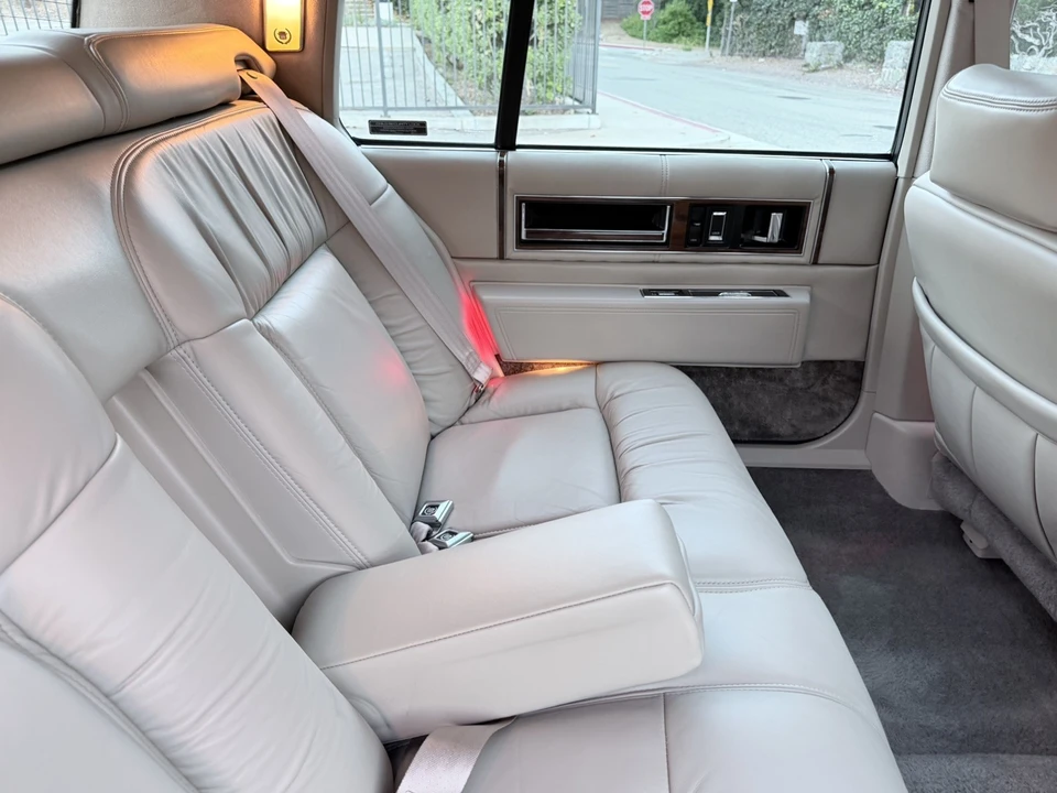 1992 Cadillac DeVille 6th Gen - Image 26 of 31