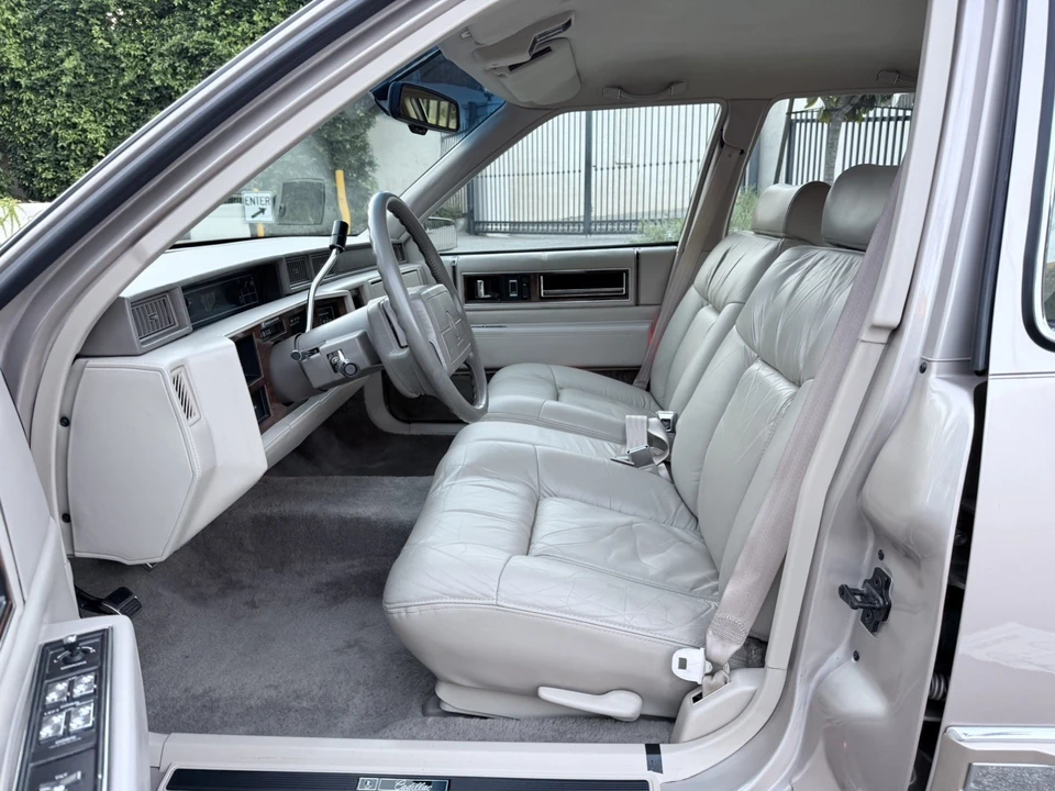 1992 Cadillac DeVille 6th Gen - Image 12 of 31