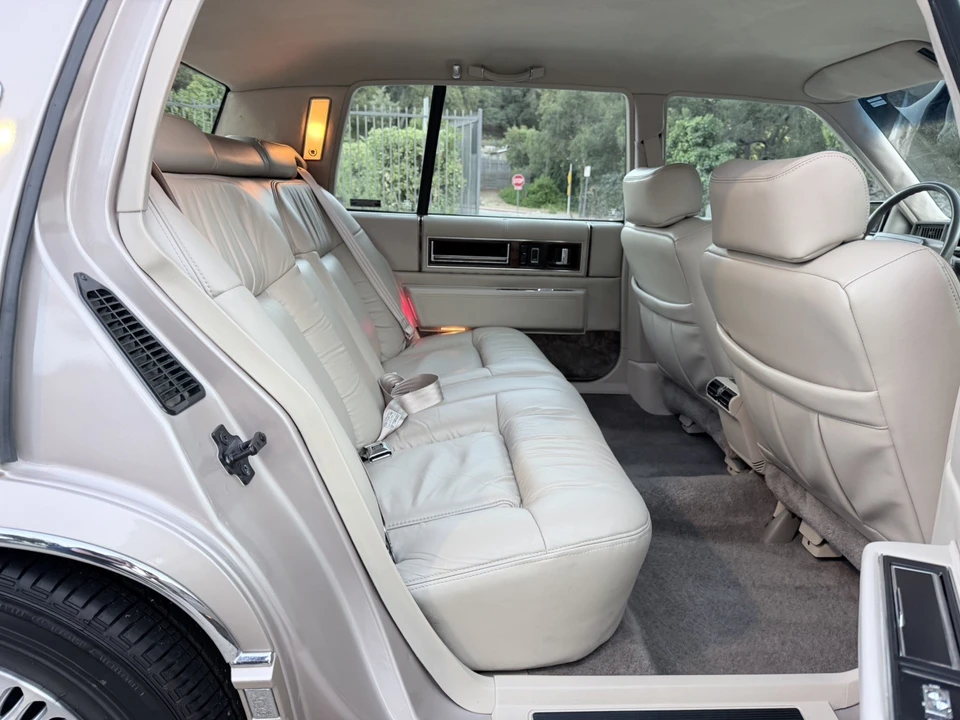 1992 Cadillac DeVille 6th Gen - Image 16 of 31