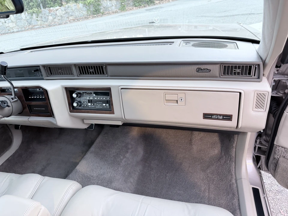 1992 Cadillac DeVille 6th Gen - Image 20 of 31