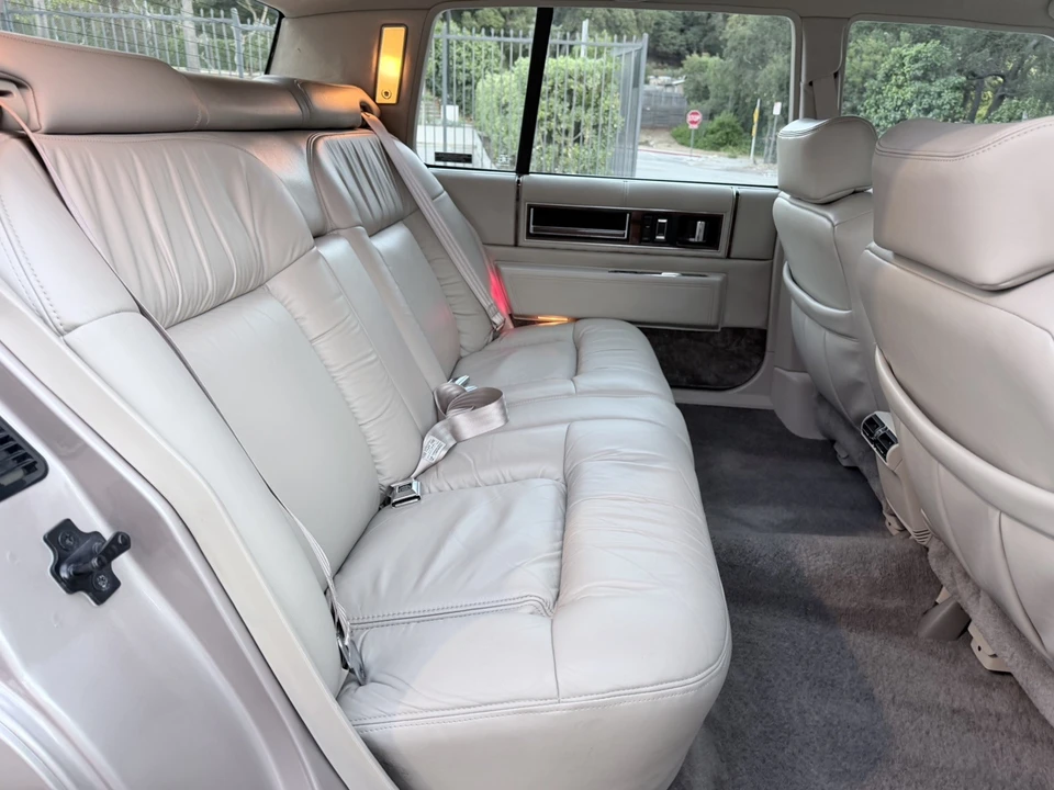 1992 Cadillac DeVille 6th Gen - Image 6 of 31