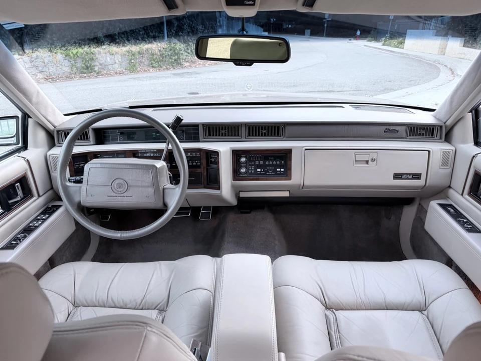 1992 Cadillac DeVille 6th Gen - Image 9 of 31