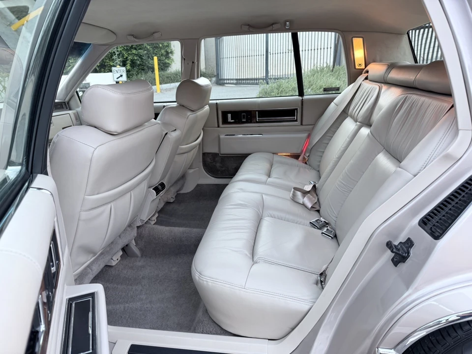 1992 Cadillac DeVille 6th Gen - Image 11 of 31