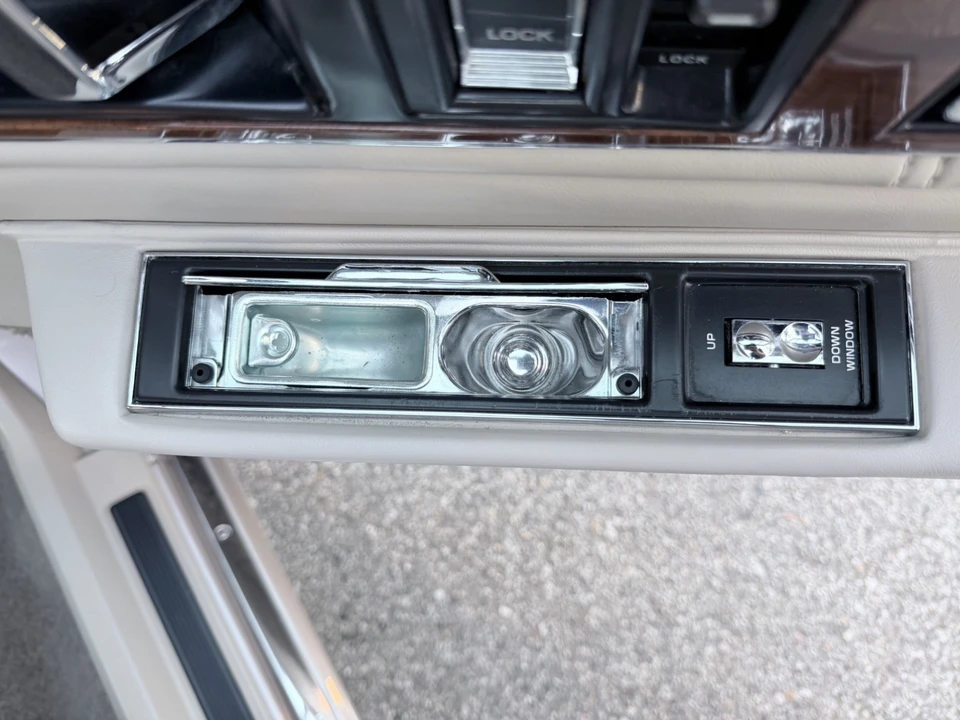 1992 Cadillac DeVille 6th Gen - Image 13 of 31