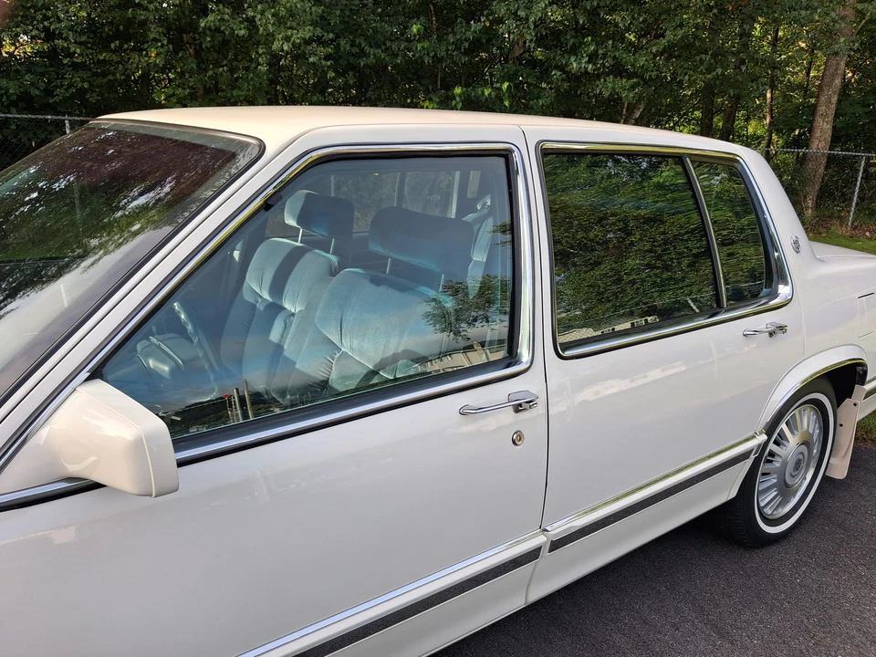 1992 Cadillac DeVille 6th Gen - Image 19 of 31