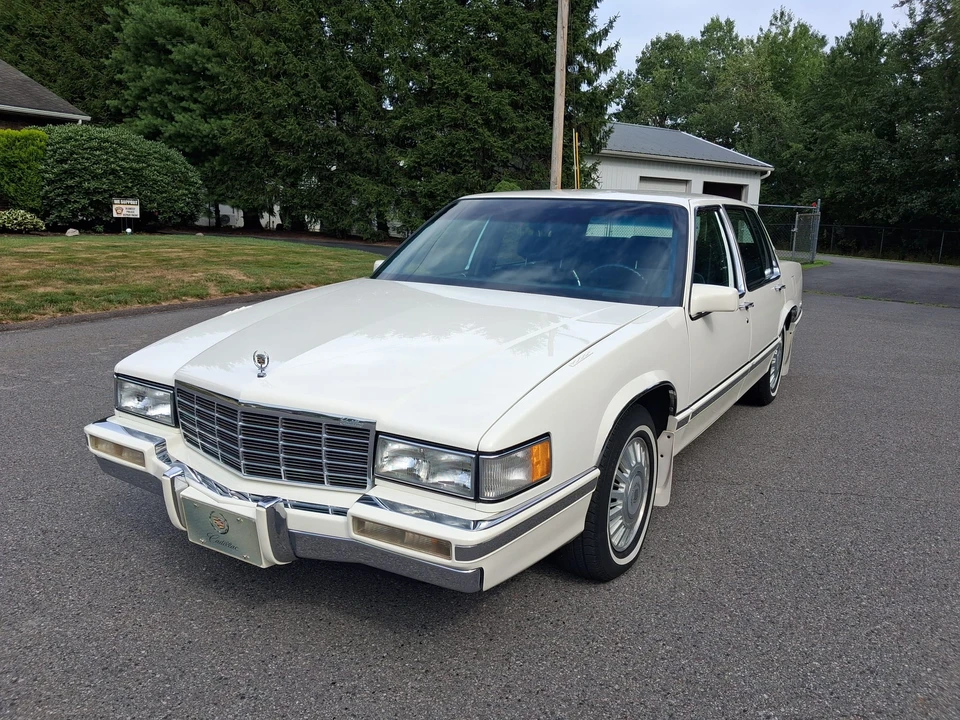 1992 Cadillac DeVille 6th Gen - Image 2 of 31